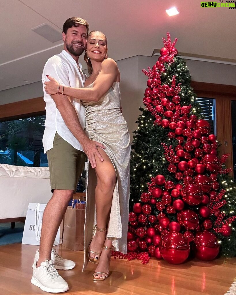 Juliana Paes Instagram - Pronta pra comer a rabanada da Dona Regina… Uma linda noite de Natal pra todos nós!!! E que a gente possa estar perto de quem a gente ama, se não de corpo presente, em pensamento! No fim das contas, hoje é dia de celebrar o amor que aprendemos do menino Jesus! Feliz Natal!