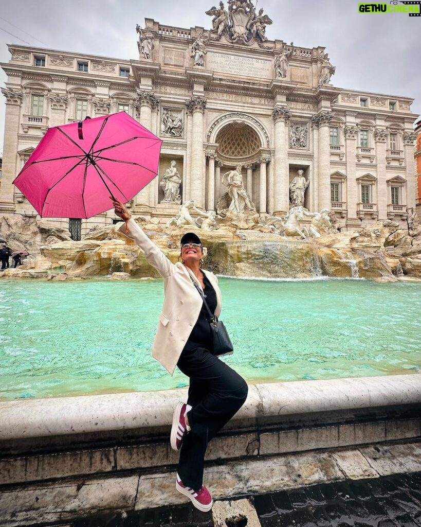 Juliana Paes Instagram - Garotas na Chuva ou em Roma!💗💜💗 Fontana Di Trevi