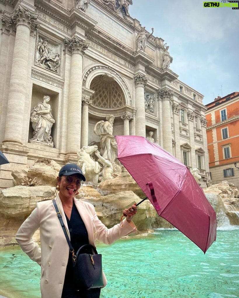 Juliana Paes Instagram - Garotas na Chuva ou em Roma!💗💜💗 Fontana Di Trevi