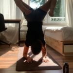 Juliane Wurm Instagram - Immer wieder merke ich, dass es mir körperlich und mental gut tut regelmäßig Yoga zu machen. Obwohl ich das seit Jahren weiß, kriege ich es trotzdem nicht hin es regelmäßig in die Tat umzusetzen 🤦🏻‍♀️. Und da im Team alles einfacher ist haben @mypro_plus und ich eine kleine Challenge; vielleicht geht es euch ja genauso und ihr habt Lust euch diese Woche der Challenge anzuschließen und jeden Morgen Yoga zu machen... Mein Ziel ist es jeden Morgen 5 Sonnengrüße mit unterschiedlichen Elementen zu verbinden. Für die Motivierten unter euch gibt es sogar einen 500€ Body Attack-Gutschein und eine Theragun (Massagepistole) zu gewinnen. Zusätzlich verlose ich unter meinen Followern noch einen MyPRO+ Goodiebag. Dafür müsst ihr mir und @mypro_plus folgen, eine Story während meiner Challenge mit #verdienesdir posten, in der ihr mich und @mypro_plus verlinkt. Viel Spaß:) #anzeige’#MyProPlus #verdienesdir Teilnahmebedingungen: https://bit.ly/MyPRO_plusChallenge