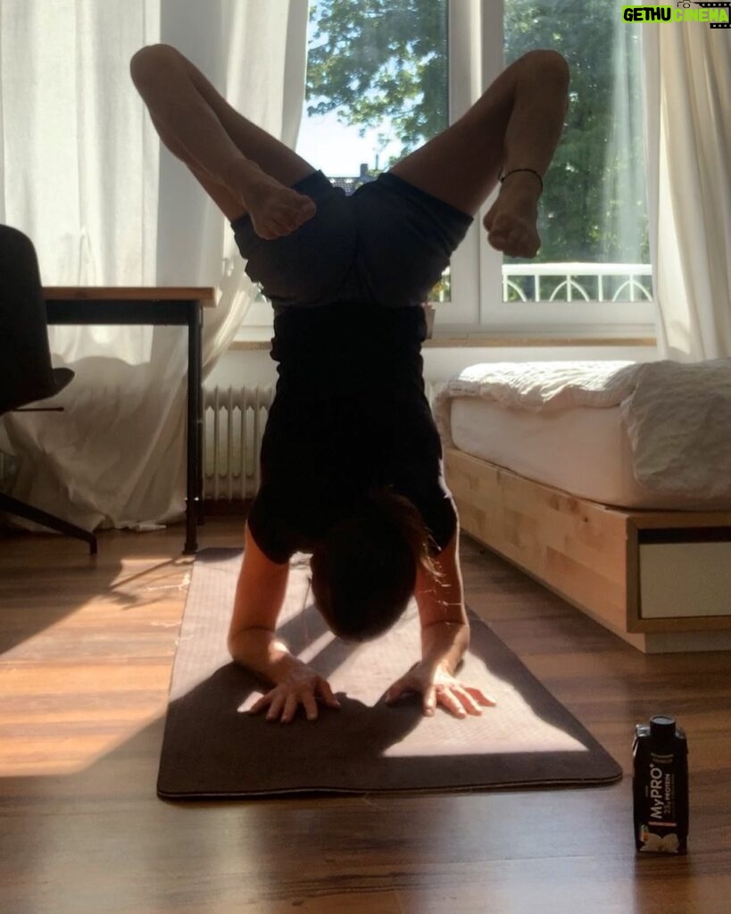 Juliane Wurm Instagram - Immer wieder merke ich, dass es mir körperlich und mental gut tut regelmäßig Yoga zu machen. Obwohl ich das seit Jahren weiß, kriege ich es trotzdem nicht hin es regelmäßig in die Tat umzusetzen 🤦🏻‍♀. Und da im Team alles einfacher ist haben @mypro_plus und ich eine kleine Challenge; vielleicht geht es euch ja genauso und ihr habt Lust euch diese Woche der Challenge anzuschließen und jeden Morgen Yoga zu machen... Mein Ziel ist es jeden Morgen 5 Sonnengrüße mit unterschiedlichen Elementen zu verbinden. Für die Motivierten unter euch gibt es sogar einen 500€ Body Attack-Gutschein und eine Theragun (Massagepistole) zu gewinnen. Zusätzlich verlose ich unter meinen Followern noch einen MyPRO+ Goodiebag. Dafür müsst ihr mir und @mypro_plus folgen, eine Story während meiner Challenge mit #verdienesdir posten, in der ihr mich und @mypro_plus verlinkt. Viel Spaß:) #anzeige’#MyProPlus #verdienesdir Teilnahmebedingungen: https://bit.ly/MyPRO_plusChallenge