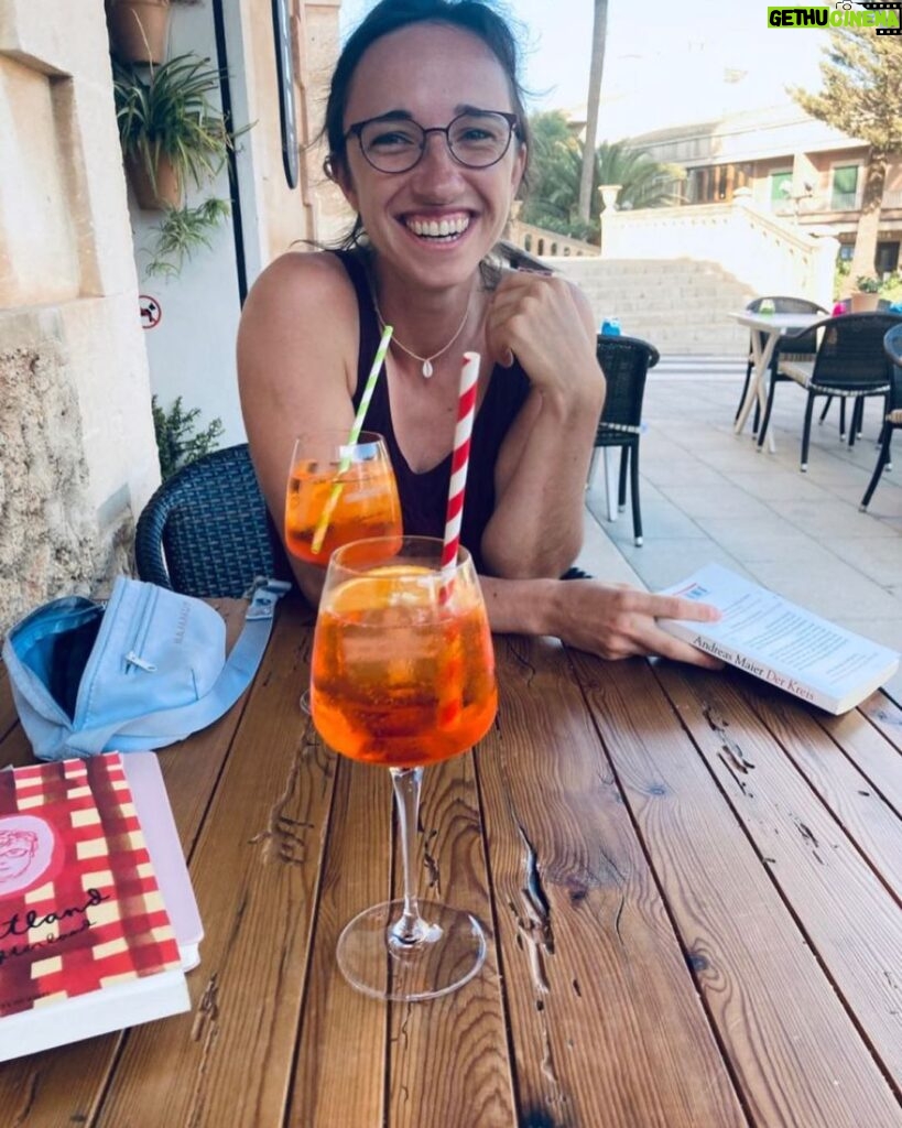 Juliane Wurm Instagram - Das beste am Kletterurlaub ist das Abhängen im Café mit @naomiwgr. Mallorca