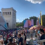 Juliane Wurm Instagram – 10 Erkenntnisse aus 10 Tagen EM in München: 
– es ist die heftigste Organisationsleistung so ein Event auf die Beine zu stellen (macht man sich ja kein Bild, wenn man selbst nur mitmacht) und ich werde für immer allen Respekt für Menschen haben, die sowas hinbekommen (@munich2022)
– es ist mega schwer in ein Mikrofon zu sprechen, weil es so eine lästige Verzögerung gibt, durch die man sich fühlt als würde man mit sich selbst im Kanon sprechen – danke für die Geduld mit mir @taufigk & @yousefsafri! 
– Nach anfänglichem Zweifel hinsichtlich Sport-Großevents, bin ich ziemlich positiv angetan davon, wie sich unterschiedliche Sportarten gegenseitig befruchten und wie Sport trotz aller Krisen auf der Welt irgendwie doch verbindet 
– Bin endlich Expertin in irgendwas 
– Die neue olympische Boulder & Lead-Kombi ist super; über die Punktewertung könnte sich nochmal jemand Gedanken machen
– Hab jetzt Bock Beach-Volleyball zu spielen
– @janja_garnbret ist außerirdisch gut und geht scheinbar immer früh ins Bett 
– Wenn man sich in Bayern nicht 24/7 von Würstchen und Bier ernährt, verhungert man; @florian_ges liebt München trotzdem 
– bin ready für Kletterurlaub 🐸❤️ Munich, Germany