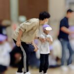 Jun Sena Instagram - ⁡ ⁡ 昨日は息子の運動会、今年は参加できました！！ ⁡ うん、頑張った！！ ⁡ お家で…… 楽しそうに踊ってくれたソーラン節。 旗を振る役目になった事を話してくれた時の誇らしげな顔。 リレーのバトンの受け渡しの仕方を一生懸命説明してくれた時のドヤ顔。 パパと跳び箱を練習して上手く跳べるようになった時の嬉しさ爆発のキラキラ笑顔。 ⁡ 本番、出来た事も出来なかった事もあったけど、お家での頑張りを知ってる父と母はそれだけで充分なのです。 これからも息子のとびきりの笑顔を引き出せるよう、私も笑顔で頑張りたいと思います。 ⁡ そして息子を支えて下さった先生方に感謝の気持ちで一杯です。 本当にありがとうございました！！ ⁡ 園での最後の運動会、打ち上げは盛大に…… ⁡ びっくりドンキーにて笑。 ⁡ ⁡ #6歳児 #運動会 #がんばったよ ‼︎ #支えて下さった #先生方に感謝です