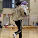 Jun Sena Instagram - ⁡ ⁡ 昨日は息子の運動会、今年は参加できました！！ ⁡ うん、頑張った！！ ⁡ お家で…… 楽しそうに踊ってくれたソーラン節。 旗を振る役目になった事を話してくれた時の誇らしげな顔。 リレーのバトンの受け渡しの仕方を一生懸命説明してくれた時のドヤ顔。 パパと跳び箱を練習して上手く跳べるようになった時の嬉しさ爆発のキラキラ笑顔。 ⁡ 本番、出来た事も出来なかった事もあったけど、お家での頑張りを知ってる父と母はそれだけで充分なのです。 これからも息子のとびきりの笑顔を引き出せるよう、私も笑顔で頑張りたいと思います。 ⁡ そして息子を支えて下さった先生方に感謝の気持ちで一杯です。 本当にありがとうございました！！ ⁡ 園での最後の運動会、打ち上げは盛大に…… ⁡ びっくりドンキーにて笑。 ⁡ ⁡ #6歳児 #運動会 #がんばったよ ‼︎ #支えて下さった #先生方に感謝です