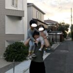 Jun Sena Instagram - ⁡ ⁡ 久しぶりの家族団欒の日々。 写真は早めの入浴後に、パジャマでお散歩した日。 やはり家族は私にとってパワーの源です！ ⁡ 先日は娘が熱を出し、病院に行ったりでバタバタでしたが、検査の結果ただの風邪で一安心。 (父母、まんまと風邪いただきましたが３人共なんとか元気) 息子はお土産のLEGOで遊び、ご機嫌さん。 そして相変わらずの妹溺愛。 主人は振付助手として携わらせていただきました「天翔ける風に」東京公演が無事千穐楽を迎え、ひと段落。 ⁡ 今日の夕飯は急に寒くなったので鍋パーティーでした。 息子はメニューが何であっても「パーティー」って付けておけばテンションアゲアゲのパリピです……例えメニューが煮物でも笑。 ⁡ 明日は何パーティーにしましょうかね笑。 ⁡ ⁡ #家族団欒 #家族散歩 #パワーの源 #パーリーピーポー な #6歳児 #いいねいいねぇ 笑