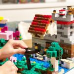 Jun Sena Instagram - ⁡ ⁡ 子どもが寝静まった後、息子がハマっているLEGOマインクラフトシリーズで夜な夜な遊ぶ今日この頃。 (今は大阪で大人しくしておりますがね) ビートルジュースのとある場面を再現。 ⁡ 可愛くない？ ⁡ 大阪土産も勿論、一緒に楽しむ為のLEGO。 息子以上にハマってる49歳の私だよ笑。 ⁡ ⁡ #LEGO #マインクラフト #大人もハマる ⁡ #ビートルジュース と #ガイコツ #そーですね ‼︎