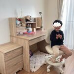Jun Sena Instagram - ⁡ ⁡ 今春、ピカピカの一年生になる息子。 いらないよなぁと思いつつ、勉強机を購入。 (自分は一年生になる時に買ってもらってとっても嬉しかったもんなぁ) ⁡ 案の定、大喜び。 やっぱり嬉しいよね！！ ⁡ お勉強もリビングでやってもらうつもりだし、まだまだひとりで寝れないと思うけど、ベッドも購入して息子の部屋を準備中。 勿論、勉強机もベッドも楽天で購入したやっすいやつよ。 (ただし、公演中に何かあった場合には私の隔離部屋になる為、マットレスはシモンズ笑) ⁡ 相当嬉しいらしく、しょっちゅう部屋に行き、眺めてはニヤニヤしています。 ただ、行くのはいいんだけど廊下が怖くてひとりで行けないんだよね…… ⁡ めんどくせーーー！！笑。 ⁡ ⁡ ５枚目の写真はご自慢のトイストーリーコーナーなんだとドヤ顔で申しております……へ〜。 ⁡ ⁡ #子供部屋 #勉強机 #きっと #オブジェ #想定内 笑