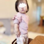 Jun Sena Instagram - ⁡ ⁡ お兄ちゃんおさがりの椅子がお気に入り。 毎朝この椅子にちょこんとお座りになって朝食をお召し上がりになられます。 (変な敬語！笑) ⁡ 所で…… ⁡ 女の子の髪型ってどうすりゃいいの？ 七五三までにはアップに出来るよう前髪も伸ばしたいと思っているのですが、今中途半端な長さで、ヘアクリップも嫌がる為「ちょんまげスタイル」 ちょんまげしていないと「目が見えていない事を必死に隠すアンドレスタイル」 ⁡ アンドレスタイルは髪の毛が目に入って衛生的によろしくない為ちょんまげスタイルなわけですが……他にかわいいスタイルありませんか？ ⁡ どなたかご教授願います！！ ⁡ ⁡ ……私でも出来る簡単スタイルで笑。 ⁡ ⁡ #一歳女の子 #ヘアスタイル #前髪切るか …。 #でもうちの娘 #おでこがかわいいのですよ #親バカ部