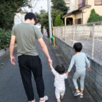 Jun Sena Instagram - ⁡ ⁡ 久しぶりの家族団欒の日々。 写真は早めの入浴後に、パジャマでお散歩した日。 やはり家族は私にとってパワーの源です！ ⁡ 先日は娘が熱を出し、病院に行ったりでバタバタでしたが、検査の結果ただの風邪で一安心。 (父母、まんまと風邪いただきましたが３人共なんとか元気) 息子はお土産のLEGOで遊び、ご機嫌さん。 そして相変わらずの妹溺愛。 主人は振付助手として携わらせていただきました「天翔ける風に」東京公演が無事千穐楽を迎え、ひと段落。 ⁡ 今日の夕飯は急に寒くなったので鍋パーティーでした。 息子はメニューが何であっても「パーティー」って付けておけばテンションアゲアゲのパリピです……例えメニューが煮物でも笑。 ⁡ 明日は何パーティーにしましょうかね笑。 ⁡ ⁡ #家族団欒 #家族散歩 #パワーの源 #パーリーピーポー な #6歳児 #いいねいいねぇ 笑