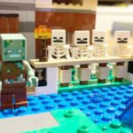 Jun Sena Instagram - ⁡ ⁡ 子どもが寝静まった後、息子がハマっているLEGOマインクラフトシリーズで夜な夜な遊ぶ今日この頃。 (今は大阪で大人しくしておりますがね) ビートルジュースのとある場面を再現。 ⁡ 可愛くない？ ⁡ 大阪土産も勿論、一緒に楽しむ為のLEGO。 息子以上にハマってる49歳の私だよ笑。 ⁡ ⁡ #LEGO #マインクラフト #大人もハマる ⁡ #ビートルジュース と #ガイコツ #そーですね ‼︎
