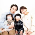 Jun Sena Instagram - ⁡ ⁡ 家族写真。 ⁡ 今年から４人での写真になりました。 昨年も４人だったのですが、まだ娘を迎えた事を公表していなかったので３人でした。 昨年の家族写真を見返してみると、息子、赤ちゃん返りしとる……。 妹の世話を焼きまくり溺愛してるものの、やはり淋しい気持ちもあったのでしょうね。 でも今年はしっかりお兄ちゃんの顔してます！ ⁡ 子どもの成長は早いですね。 ⁡……私の成長(別名・年輪)も笑。 ⁡ お兄様、毎年ありがとうございます。 Photo by @kousukedoi_photography ⁡ ⁡ #家族写真 #お正月 #大人も子どもも #とびきりの笑顔で #日々成長
