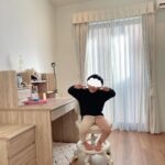 Jun Sena Instagram - ⁡ ⁡ 今春、ピカピカの一年生になる息子。 いらないよなぁと思いつつ、勉強机を購入。 (自分は一年生になる時に買ってもらってとっても嬉しかったもんなぁ) ⁡ 案の定、大喜び。 やっぱり嬉しいよね！！ ⁡ お勉強もリビングでやってもらうつもりだし、まだまだひとりで寝れないと思うけど、ベッドも購入して息子の部屋を準備中。 勿論、勉強机もベッドも楽天で購入したやっすいやつよ。 (ただし、公演中に何かあった場合には私の隔離部屋になる為、マットレスはシモンズ笑) ⁡ 相当嬉しいらしく、しょっちゅう部屋に行き、眺めてはニヤニヤしています。 ただ、行くのはいいんだけど廊下が怖くてひとりで行けないんだよね…… ⁡ めんどくせーーー！！笑。 ⁡ ⁡ ５枚目の写真はご自慢のトイストーリーコーナーなんだとドヤ顔で申しております……へ〜。 ⁡ ⁡ #子供部屋 #勉強机 #きっと #オブジェ #想定内 笑