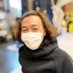 Jun Sena Instagram - ⁡ ⁡ みんな大好き・葛山先輩をどうぞ。 ⁡ 先輩とは６回目の共演。 出会ってから１４年……１４年！！ 相変わらず素敵な先輩なのであります。 ⁡ でもね、先輩、案外濃い共演をしてるはずなのに、稽古始めのファーストコンタクトでいつもめちゃめちゃ「はじめまして感」を出してくるのです。 今回もどんな「はじめまして感」を出してくるかな……と期待していたのです。 ⁡ が ⁡ めっちゃフレンドリーやった……。 ⁡ なんでやねん！！ 期待はずれやん！！ つまらんわー！！ ⁡ とはいえ、稽古場に先輩がいてくださるだけでものすごい安心感。 ざいまーす。 ⁡ ⁡ #モンスターコールズ #葛山信吾 さん @s_katsurayama #イジりがいのある #イジりを許してくださる #器の大きな方 #大好き