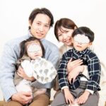 Jun Sena Instagram - ⁡ ⁡ 家族写真。 ⁡ 今年から４人での写真になりました。 昨年も４人だったのですが、まだ娘を迎えた事を公表していなかったので３人でした。 昨年の家族写真を見返してみると、息子、赤ちゃん返りしとる……。 妹の世話を焼きまくり溺愛してるものの、やはり淋しい気持ちもあったのでしょうね。 でも今年はしっかりお兄ちゃんの顔してます！ ⁡ 子どもの成長は早いですね。 ⁡……私の成長(別名・年輪)も笑。 ⁡ お兄様、毎年ありがとうございます。 Photo by @kousukedoi_photography ⁡ ⁡ #家族写真 #お正月 #大人も子どもも #とびきりの笑顔で #日々成長