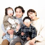 Jun Sena Instagram - ⁡ ⁡ 家族写真。 ⁡ 今年から４人での写真になりました。 昨年も４人だったのですが、まだ娘を迎えた事を公表していなかったので３人でした。 昨年の家族写真を見返してみると、息子、赤ちゃん返りしとる……。 妹の世話を焼きまくり溺愛してるものの、やはり淋しい気持ちもあったのでしょうね。 でも今年はしっかりお兄ちゃんの顔してます！ ⁡ 子どもの成長は早いですね。 ⁡……私の成長(別名・年輪)も笑。 ⁡ お兄様、毎年ありがとうございます。 Photo by @kousukedoi_photography ⁡ ⁡ #家族写真 #お正月 #大人も子どもも #とびきりの笑顔で #日々成長