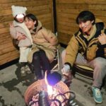 Jun Sena Instagram – ⁡
⁡
温泉に行った後はＢＢＱ。
ＢＢＱの写真は、焼くのと子ども達に食べさせるのに必死で一枚もありません。
と思ったら主人に盗撮されていました……必死にサラダを振る２人笑。
⁡
そして焚き火！！
⁡
やはり、家でYouTubeの焚き火映像をテレビで流すのとは訳が違うね……当たり前ですが。
⁡
いいねぇ、焚き火。
最高だったなぁ、焚き火。
⁡
コーヒーを飲みながら
(コーヒーを淹れてくれたみほこはバーナーを倒しアワアワ)
マシュマロを焼き
(マシュマロを焼いた私は焼きすぎてマシュマロが炎に包まれアワアワ)
星空を眺める
(隣で焚き火していたカップルに息子が話しかけまくりアワアワ)
諸々込みで楽しい焚き火でした。
⁡
みほこが命懸けで淹れてくれたうっすいコーヒーの味、一生忘れない。
⁡
⁡
つづく
⁡
⁡
#家族旅行
#グランピング
#BBQ
#焚き火
#息子
#カップルに名前で呼ばれてた …
#どんだけ距離縮めたん ？
#邪魔やったろな …
#ムード台無しやで …