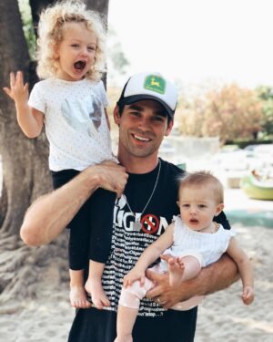 Justin Gaston Instagram - Happy Labor Day!!
Should we have a little boy or...?
But I only have two arms. 🤷🏻‍♂️