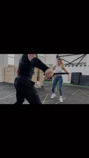 Justin Howell Instagram - Little morning play session ! 
🎥 @lukevdavis 
#fight #fightchoreography #stunt #stuntman #stuntwoman #cascade #movie #boxing #boxingtraining #fighttraining #mma #kickboxing #taekwondo #couplegoals #stuntcouple #training #fighting #knifefighting #motivation #adrenaline #fitnessmotivation #fitness #stuntgirl @martialarts.am @martialarts_n1 @ladbible @martialarts_world_