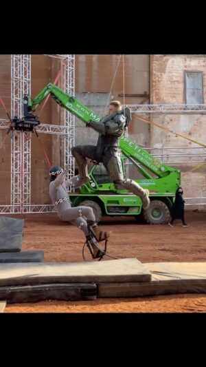 Justin Howell Instagram - Wheee #masterchief 
.⁣
.⁣
@bchanworld 
@francois_blackratstunts 
.⁣
#343industries #action #gamer #halo #kinobody #microsoft #stunt #stuntlife #stuntman #stunts #titans #xbox #foryourpage #instareels #reelsinstagram #motivation #wahoo #schwaps #pow #💥 #117 #stuntlife #setlife #set