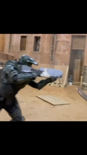 Justin Howell Instagram - Walking some choreo from episode 1. #halo 
.⁣
.⁣
.⁣
.⁣
#343industries #cortana #gaming #halo #halo2 #halo3 #halo4 #halo5 #haloinfinite #haloreach #halowars #kinobody #masterchief #paramountplusoriginals #stuntman #stunts #titans #xbox #masterchief