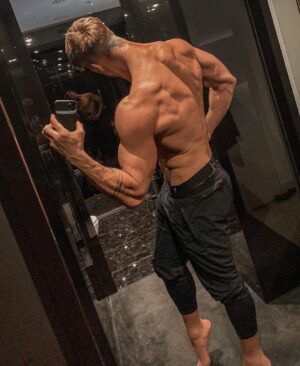 Justin Howell Instagram - I need more shirts
.⁣
.⁣
.⁣
.⁣
#backday #backdayworkouts #backday💪 #backday🔥 #body #chestday #crossfit #deadlift #gym #gymaddict #gymjunkie #gymlifestyle #gymworkout #kinobody #legday #masterchief #motivationalquotes #personaltrainer #shirtless #shirtlessguys #stuntman #stunts #titans