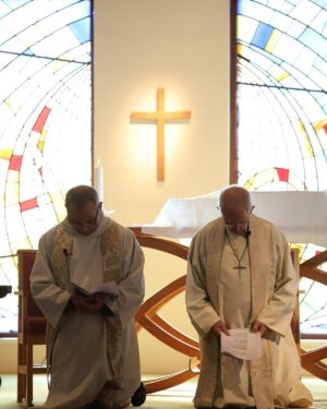 Justin Welby Instagram - The Church is the body of Christ - we belong to one another and share each others’ burdens. 

As we gathered to worship at St Wilfrid’s in @CofEPortsmouth this morning, we remembered our brothers and sisters in the Holy Land, and prayed for all God’s children caught up in war.