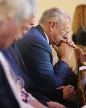 Justin Welby Instagram - The Church is the body of Christ - we belong to one another and share each others’ burdens. 

As we gathered to worship at St Wilfrid’s in @CofEPortsmouth this morning, we remembered our brothers and sisters in the Holy Land, and prayed for all God’s children caught up in war.