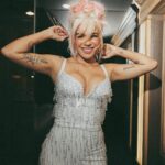 KAROL G Instagram - Ayer por primera vez en mi carrera gané el premio a “MEJOR ÁLBUM DEL AÑO”, otros premios más y un reconocimiento especial a mi fundación @concorafoundation que cada día impacta a más personas gracias al apoyo de todos ustedes ✨🕊️🤍 Me siento muy feliz y agradecida 🥹 Que chimba la vida !!! Latin Billboards