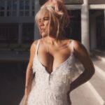 KAROL G Instagram - Ayer por primera vez en mi carrera gané el premio a “MEJOR ÁLBUM DEL AÑO”, otros premios más y un reconocimiento especial a mi fundación @concorafoundation que cada día impacta a más personas gracias al apoyo de todos ustedes ✨🕊️🤍 Me siento muy feliz y agradecida 🥹 Que chimba la vida !!! Latin Billboards