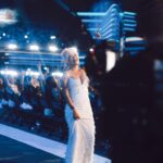 KAROL G Instagram - Ayer por primera vez en mi carrera gané el premio a “MEJOR ÁLBUM DEL AÑO”, otros premios más y un reconocimiento especial a mi fundación @concorafoundation que cada día impacta a más personas gracias al apoyo de todos ustedes ✨🕊️🤍 Me siento muy feliz y agradecida 🥹 Que chimba la vida !!! Latin Billboards