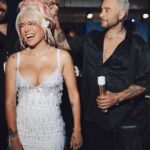 KAROL G Instagram - Ayer por primera vez en mi carrera gané el premio a “MEJOR ÁLBUM DEL AÑO”, otros premios más y un reconocimiento especial a mi fundación @concorafoundation que cada día impacta a más personas gracias al apoyo de todos ustedes ✨🕊️🤍 Me siento muy feliz y agradecida 🥹 Que chimba la vida !!! Latin Billboards