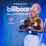 KAROL G Instagram - Ayer por primera vez en mi carrera gané el premio a “MEJOR ÁLBUM DEL AÑO”, otros premios más y un reconocimiento especial a mi fundación @concorafoundation que cada día impacta a más personas gracias al apoyo de todos ustedes ✨🕊️🤍 Me siento muy feliz y agradecida 🥹 Que chimba la vida !!! Latin Billboards