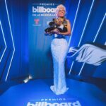 KAROL G Instagram - Ayer por primera vez en mi carrera gané el premio a “MEJOR ÁLBUM DEL AÑO”, otros premios más y un reconocimiento especial a mi fundación @concorafoundation que cada día impacta a más personas gracias al apoyo de todos ustedes ✨🕊️🤍 Me siento muy feliz y agradecida 🥹 Que chimba la vida !!! Latin Billboards