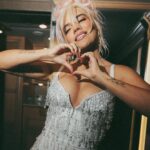 KAROL G Instagram - Ayer por primera vez en mi carrera gané el premio a “MEJOR ÁLBUM DEL AÑO”, otros premios más y un reconocimiento especial a mi fundación @concorafoundation que cada día impacta a más personas gracias al apoyo de todos ustedes ✨🕊️🤍 Me siento muy feliz y agradecida 🥹 Que chimba la vida !!! Latin Billboards