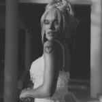 KAROL G Instagram - Ayer por primera vez en mi carrera gané el premio a “MEJOR ÁLBUM DEL AÑO”, otros premios más y un reconocimiento especial a mi fundación @concorafoundation que cada día impacta a más personas gracias al apoyo de todos ustedes ✨🕊️🤍 Me siento muy feliz y agradecida 🥹 Que chimba la vida !!! Latin Billboards