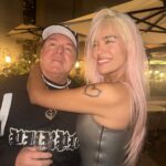 KAROL G Instagram - Las noches siempre son bonitas en Paris pero hoy mi Cita era mi papá 📈🤍✨🥐 Eiffle Tower, Paris France.