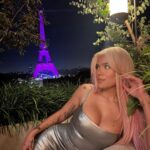KAROL G Instagram - Las noches siempre son bonitas en Paris pero hoy mi Cita era mi papá 📈🤍✨🥐 Eiffle Tower, Paris France.
