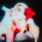 KAROL G Instagram – Hace un año celebraba 2 Madison Square Garden en NY sin imaginar que un año después estaría celebrando 2 estadios Sold Outs en la misma ciudad ❤️‍🔥 ver cómo a crecido esta familia me arruga el corazoncito, me llena de nostalgia y a la vez de felicidad ❤️‍🩹 MSBTour 🌸 Que chimbaaaaaaa de experiencia !!!! G R A C I A S MetLife Stadium