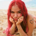 KAROL G Instagram - Gracias 2022 por lo difícil que fuiste pero más aún, por todo lo que me enseñaste ✨🌊 Cada día me siento diferente, me siento más feliz, más fuerte, mas tranquila, queriéndome mucho y valorando cada regalito de la vida y ese amor infinito por parte de ustedes que nunca me faltó 🌺 … Me quedan los recuerdos de muchas lagrimitas, de frustraciones y preguntas y cosas que siguieron rompiendo mi corazón (tal vez para reconstruirlo más bonito), pero también sueños cumplidos, de sonrisas interminables, de poder visitar los lugares mas increíbles que alguna vez conocí, y la sabiduría de poder decir que los millones los cuento en la salud, la familia y los buenos tiempos y que no importa que, ni cómo, ni cuando … MAÑANA SERÁ BONITO 🧜‍♀️🌸☀️🌴🌈🐠🌺✨🌻💜🦀 Bye Bye !!!