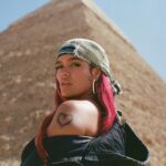 KAROL G Instagram - Más allá de estar en mi Top 5 de lugares del mundo que soñaba conocer, tenía una visión un poco más ambiciosa en este país: Cerrar las Calles, la esfinge y las pirámides de Egipto para lograr un video que siempre estuvo en mi mente, en mis metas por cumplir y en mi corazón! Ese momento majestuoso cuando yo misma llegué a este lugar y vi que después de lo difícil que fue lograrlo, YA ERA UNA REALIDAD, lo guardo como una de las mejores sensaciones de mi vida !!! Cumplir sueños mientras trabajo y le cuento al mundo sobre ellos, no tiene precio! Gracias equipo por apoyar cada idea y cada meta, por creer en mi y nunca dudar de las cosas increíbles que podemos lograr juntos… @ovyonthedrums siento un inmenso orgullo personal por el trabajo que juntos hemos creado ♥️✨ Para ustedes, con amor, CAIRO ✨✨✨ QUE CHIMBAAAAAAAAA HPPPPPPPPPPPTA!!!!!!!!!!!!!!!!!!!!! 🥹🥹🥹