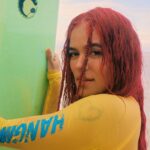 KAROL G Instagram - Gracias 2022 por lo difícil que fuiste pero más aún, por todo lo que me enseñaste ✨🌊 Cada día me siento diferente, me siento más feliz, más fuerte, mas tranquila, queriéndome mucho y valorando cada regalito de la vida y ese amor infinito por parte de ustedes que nunca me faltó 🌺 … Me quedan los recuerdos de muchas lagrimitas, de frustraciones y preguntas y cosas que siguieron rompiendo mi corazón (tal vez para reconstruirlo más bonito), pero también sueños cumplidos, de sonrisas interminables, de poder visitar los lugares mas increíbles que alguna vez conocí, y la sabiduría de poder decir que los millones los cuento en la salud, la familia y los buenos tiempos y que no importa que, ni cómo, ni cuando … MAÑANA SERÁ BONITO 🧜‍♀️🌸☀️🌴🌈🐠🌺✨🌻💜🦀 Bye Bye !!!