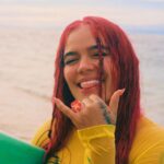 KAROL G Instagram - Gracias 2022 por lo difícil que fuiste pero más aún, por todo lo que me enseñaste ✨🌊 Cada día me siento diferente, me siento más feliz, más fuerte, mas tranquila, queriéndome mucho y valorando cada regalito de la vida y ese amor infinito por parte de ustedes que nunca me faltó 🌺 … Me quedan los recuerdos de muchas lagrimitas, de frustraciones y preguntas y cosas que siguieron rompiendo mi corazón (tal vez para reconstruirlo más bonito), pero también sueños cumplidos, de sonrisas interminables, de poder visitar los lugares mas increíbles que alguna vez conocí, y la sabiduría de poder decir que los millones los cuento en la salud, la familia y los buenos tiempos y que no importa que, ni cómo, ni cuando … MAÑANA SERÁ BONITO 🧜‍♀️🌸☀️🌴🌈🐠🌺✨🌻💜🦀 Bye Bye !!!