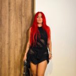 KAROL G Instagram - Saquemos un par de fotos, mientras colgás tu MotoOo con esta barbie de copilotOoo 🏍 🖤🎱🔞📵🚫