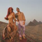 KAROL G Instagram - Más allá de estar en mi Top 5 de lugares del mundo que soñaba conocer, tenía una visión un poco más ambiciosa en este país: Cerrar las Calles, la esfinge y las pirámides de Egipto para lograr un video que siempre estuvo en mi mente, en mis metas por cumplir y en mi corazón! Ese momento majestuoso cuando yo misma llegué a este lugar y vi que después de lo difícil que fue lograrlo, YA ERA UNA REALIDAD, lo guardo como una de las mejores sensaciones de mi vida !!! Cumplir sueños mientras trabajo y le cuento al mundo sobre ellos, no tiene precio! Gracias equipo por apoyar cada idea y cada meta, por creer en mi y nunca dudar de las cosas increíbles que podemos lograr juntos… @ovyonthedrums siento un inmenso orgullo personal por el trabajo que juntos hemos creado ♥️✨ Para ustedes, con amor, CAIRO ✨✨✨ QUE CHIMBAAAAAAAAA HPPPPPPPPPPPTA!!!!!!!!!!!!!!!!!!!!! 🥹🥹🥹