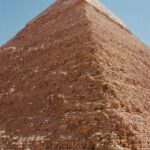 KAROL G Instagram - Más allá de estar en mi Top 5 de lugares del mundo que soñaba conocer, tenía una visión un poco más ambiciosa en este país: Cerrar las Calles, la esfinge y las pirámides de Egipto para lograr un video que siempre estuvo en mi mente, en mis metas por cumplir y en mi corazón! Ese momento majestuoso cuando yo misma llegué a este lugar y vi que después de lo difícil que fue lograrlo, YA ERA UNA REALIDAD, lo guardo como una de las mejores sensaciones de mi vida !!! Cumplir sueños mientras trabajo y le cuento al mundo sobre ellos, no tiene precio! Gracias equipo por apoyar cada idea y cada meta, por creer en mi y nunca dudar de las cosas increíbles que podemos lograr juntos… @ovyonthedrums siento un inmenso orgullo personal por el trabajo que juntos hemos creado ♥️✨ Para ustedes, con amor, CAIRO ✨✨✨ QUE CHIMBAAAAAAAAA HPPPPPPPPPPPTA!!!!!!!!!!!!!!!!!!!!! 🥹🥹🥹