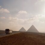 KAROL G Instagram - Más allá de estar en mi Top 5 de lugares del mundo que soñaba conocer, tenía una visión un poco más ambiciosa en este país: Cerrar las Calles, la esfinge y las pirámides de Egipto para lograr un video que siempre estuvo en mi mente, en mis metas por cumplir y en mi corazón! Ese momento majestuoso cuando yo misma llegué a este lugar y vi que después de lo difícil que fue lograrlo, YA ERA UNA REALIDAD, lo guardo como una de las mejores sensaciones de mi vida !!! Cumplir sueños mientras trabajo y le cuento al mundo sobre ellos, no tiene precio! Gracias equipo por apoyar cada idea y cada meta, por creer en mi y nunca dudar de las cosas increíbles que podemos lograr juntos… @ovyonthedrums siento un inmenso orgullo personal por el trabajo que juntos hemos creado ♥️✨ Para ustedes, con amor, CAIRO ✨✨✨ QUE CHIMBAAAAAAAAA HPPPPPPPPPPPTA!!!!!!!!!!!!!!!!!!!!! 🥹🥹🥹