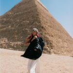 KAROL G Instagram - Más allá de estar en mi Top 5 de lugares del mundo que soñaba conocer, tenía una visión un poco más ambiciosa en este país: Cerrar las Calles, la esfinge y las pirámides de Egipto para lograr un video que siempre estuvo en mi mente, en mis metas por cumplir y en mi corazón! Ese momento majestuoso cuando yo misma llegué a este lugar y vi que después de lo difícil que fue lograrlo, YA ERA UNA REALIDAD, lo guardo como una de las mejores sensaciones de mi vida !!! Cumplir sueños mientras trabajo y le cuento al mundo sobre ellos, no tiene precio! Gracias equipo por apoyar cada idea y cada meta, por creer en mi y nunca dudar de las cosas increíbles que podemos lograr juntos… @ovyonthedrums siento un inmenso orgullo personal por el trabajo que juntos hemos creado ♥️✨ Para ustedes, con amor, CAIRO ✨✨✨ QUE CHIMBAAAAAAAAA HPPPPPPPPPPPTA!!!!!!!!!!!!!!!!!!!!! 🥹🥹🥹