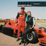 KAROL G Instagram - Ayer me invitaron a conocer la factoría de ferrari en Italia 🇮🇹 y a correr Fórmula 1 con el actual campeón en Silverstone @carlossainz55 🥺✨ Gracias @ferrari y @missionwinnow por la invitación 🖤❤️🖤❤️🖤 Real , una de las mejores experiencias de mi vida !!!!!!!!!!!!!! ⛽️🚧⛽️ Ferrari Factory Maranello,Italy