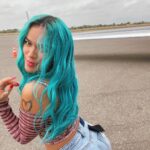 KAROL G Instagram - A seguir los ensayos 🤞🏽Contando los días 🌞 Nos Vemos en CoAchelLa PuessSs 🌺🌱🌝🌵💖🌵🐚🌊🌞🍄✨✨✨ Cosita Linda